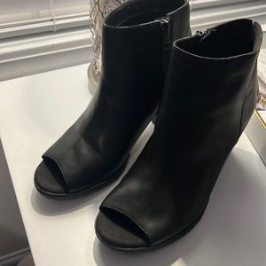 EUC Timberland peep toe black leather upper bootie.   Size 9